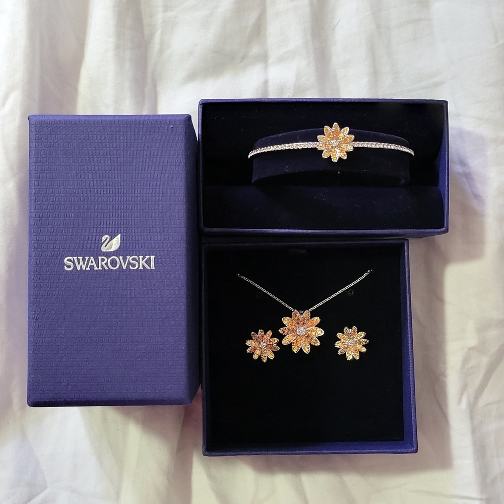 New Authentic SWAROVSKI Daisy Eternal Flower Necklace, Earings and Bracelet